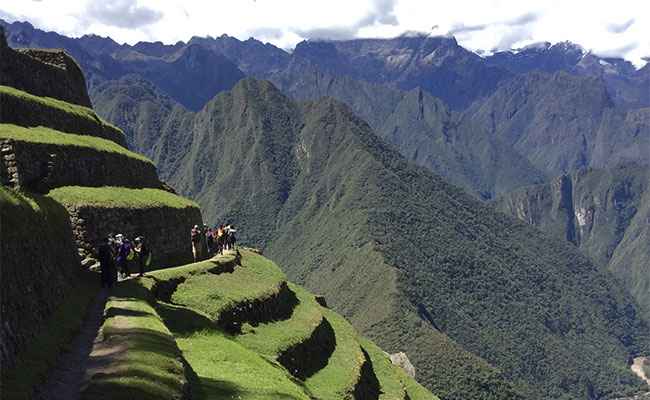 Short Inca Trail passing through Wiñay Wayna site